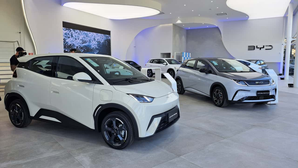 A diferença de quase 4 mil euros vem caindo ano após ano, puxada por baterias mais baratas, mais opções no mercado e incentivos à transição energética.