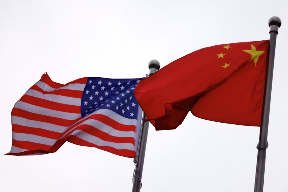 Mesmo com críticas duras, a China diz apoiar o diálogo justo, mas alerta que retaliações virão se for excluída de decisões comerciais relevantes.