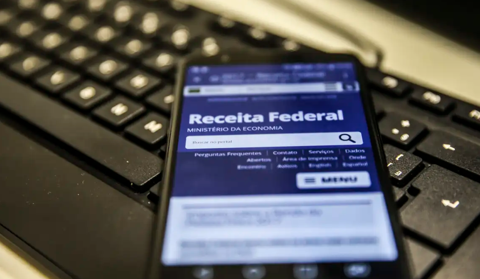 Enfraquecidos, os sindicatos enfrentam uma avalanche de demandas sem recursos, tentando defender uma categoria cada vez mais desamparada.