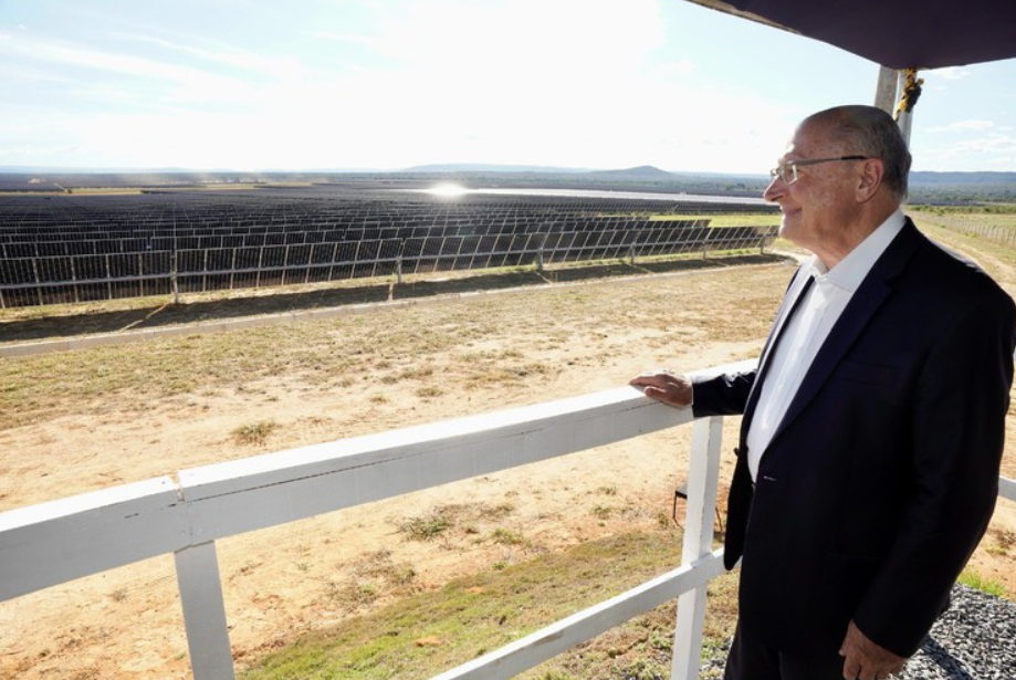 Alckmin na inauguração do Parque Solar Arinos (MG): 27 empresas ligadas ao setor fotovoltaico foram instaladas no município de 17 mil habitantes. O empreendimento prevê redução estimada de até 22 toneladas de CO₂ ao ano - Foto: Cadu Gomes/VPR