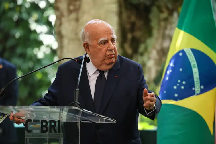 Embaixador e frasista brilhante, Azambuja foi figura ímpar da diplomacia brasileira e deixou uma presença mais forte que qualquer currículo.