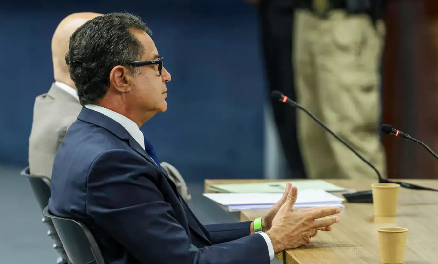 Ex-comandante da Marinha nega envolvimento em suposto golpe com Bolsonaro.