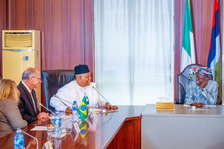 Relação entre Brasil e Nigéria ganha novo fôlego com assinatura de acordos e troca de compromissos para impulsionar economia e cultura entre os países.