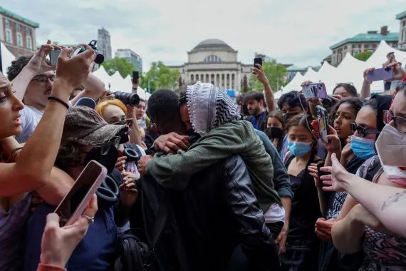 Por que a Universidade de Columbia está expulsando estudantes pró-Palestina?