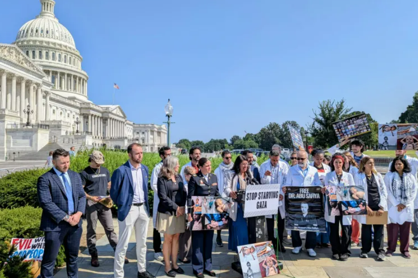 Rashida Tlaib e ex-funcionários do governo denunciam o bloqueio em Gaza como genocídio e pedem que o Congresso reveja a política externa.