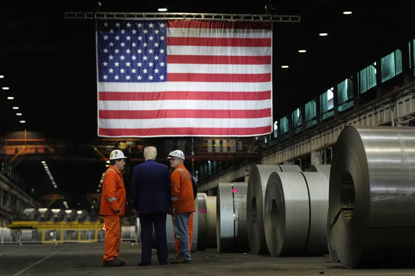A nova onda de tarifas de Trump ameaça setores-chave da indústria e pode elevar custos em até 4,5%, provocando demissões e fechamento de fábricas.