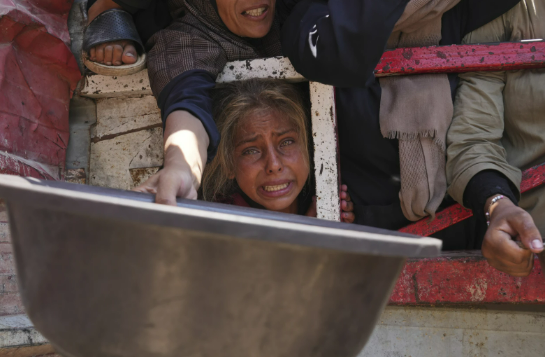 Relatórios internacionais revelam que a fome atinge níveis letais em Gaza, com mortes associadas à desnutrição e acesso à ajuda cada vez mais restrito.