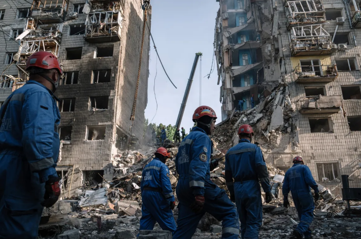 Serviços de resgate procuram vítimas sob os destroços após um ataque aéreo a um prédio residencial em Kiev em junho.Fotógrafo: Andrew Kravchenko/Bloomberg