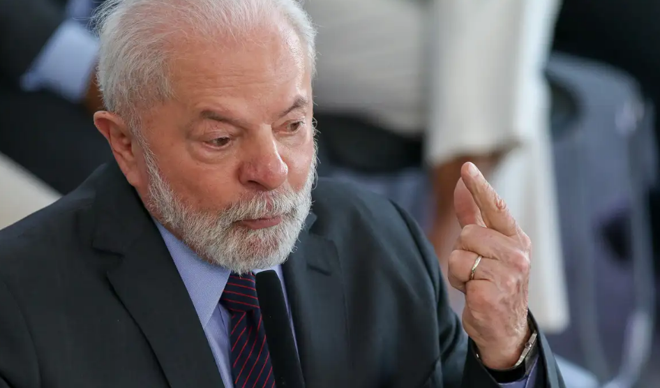 Em meio à guerra tarifária com os EUA, o Brasil mantém postura firme e aguarda respostas claras, sem abrir mão de sua autonomia e dignidade.