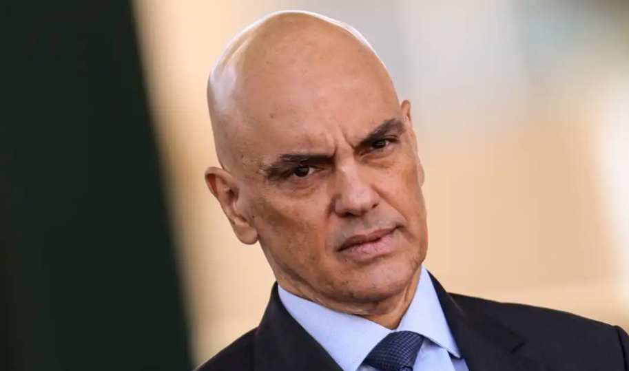 A inclusão de Moraes na lista de sanções dos EUA divide opiniões no Brasil, enquanto o governo federal mantém silêncio sobre as implicações políticas e jurídicas.