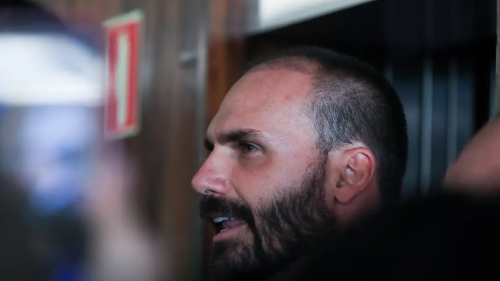 Críticos acusam os EUA de ingerência, enquanto aliados de Bolsonaro celebram a inclusão de Moraes ao lado de figuras acusadas de crimes graves.