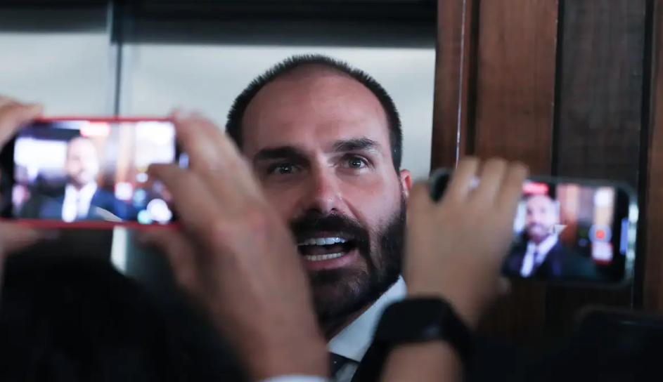 A sanção dos EUA contra Moraes gerou euforia entre apoiadores de Bolsonaro e tensão no Brasil. A medida é vista como um movimento de Washington contra abusos judiciais.