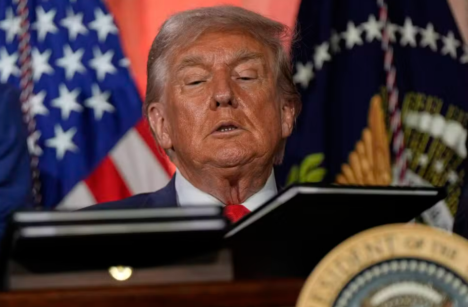 A contradição entre discurso e prática marca o plano de Trump para a IA, com promessas de liderança e riscos energéticos que podem minar a infraestrutura dos EUA.