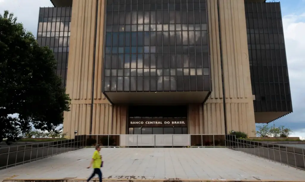 A política do Banco Central desmonta a economia real e transfere renda para os super-ricos, sob aplausos do mercado e silêncio institucional.