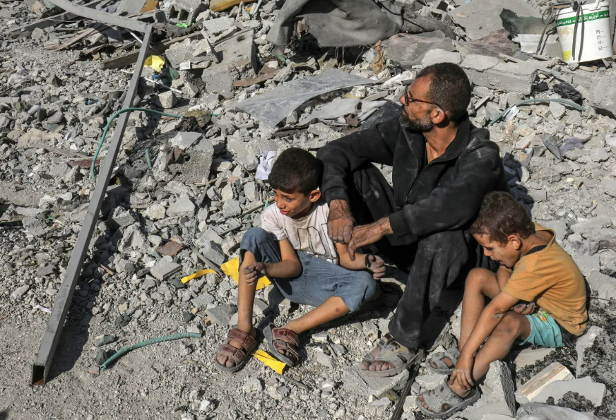 Países árabes pedem o desarme do Hamas e sua saída de Gaza, marcando uma virada histórica no apoio ao grupo que ainda controla a região em ruínas.