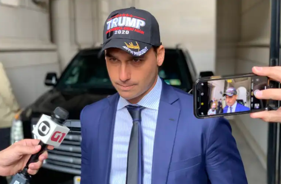 A história se repete em Wi-Fi: vendem a democracia por impunidade, selfies e um cargo que cheira mais a vaidade do que a dever.