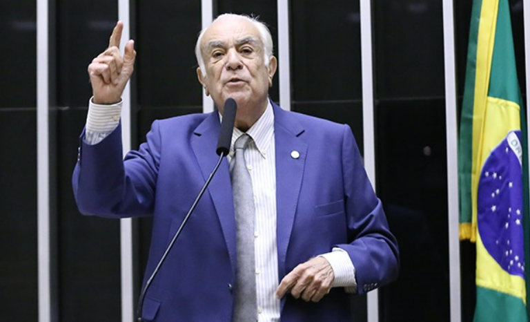 Valdemar cede à bancada bolsonarista e afasta deputado por declarações que exaltam o STF e reprovam ingerência dos EUA.