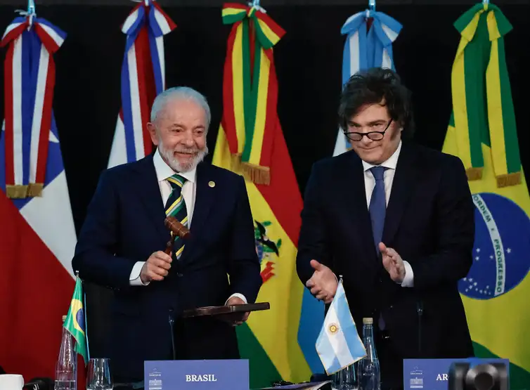 Presidente Luiz Inácio Lula da Silva na cerimônia de transmissão da Presidência Pro Tempore do Mercosul ao Brasil com o presidente da Argentina, Javier Milei /
Foto: Ricardo Stuckert / PR
