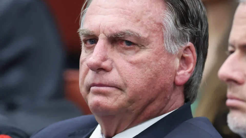 Bolsonaro usa Trump para chantagear o País, trocando a economia brasileira pela própria liberdade.