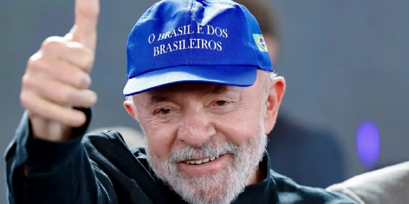 Presidente Lula com o boné O Brasil é dos brasileiros