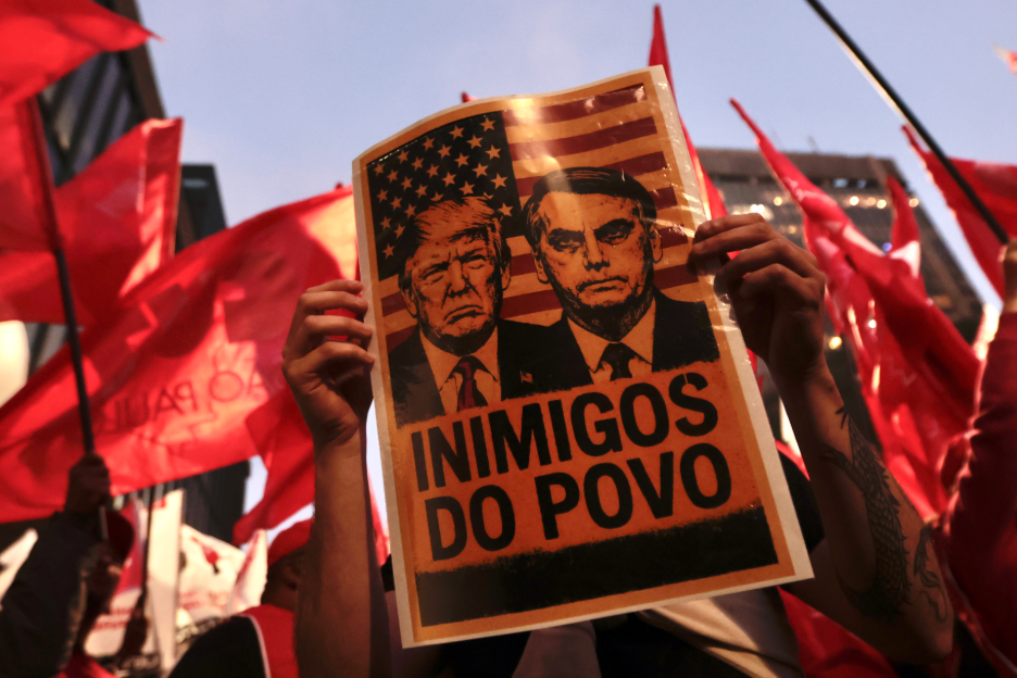São Paulo (SP), 10/07/2025 - Cartaz com a foto do presidente Donald Trump e o ex-presidente Jair Bolsonaro, durante protesto à atuação do Congresso Nacional na justiça tributária com a taxação dos super ricos, fim da escala 6×1 e a isenção de Imposto de Renda para quem ganha até R$ 5 mil, realizado em frente ao MASP. Foto: Paulo Pinto/Agência Brasil
