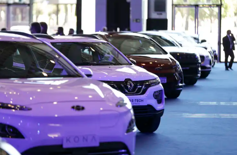 Estudo da Anfavea e BCG revela que o Brasil pode atingir 90% de veículos eletrificados até 2040, mas o avanço depende de política, estrutura e decisão.