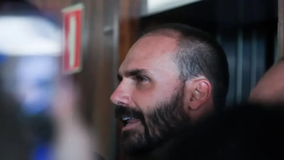 Com licença parlamentar expirada, Eduardo enfrenta risco de perder o mandato e de ver sua situação jurídica ainda mais agravada.