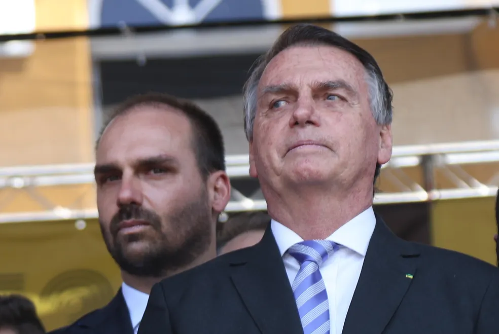 O partido alto de Bezerra ecoa no presente, lembrando que a coragem de fachada não resiste ao toque frio das grades.