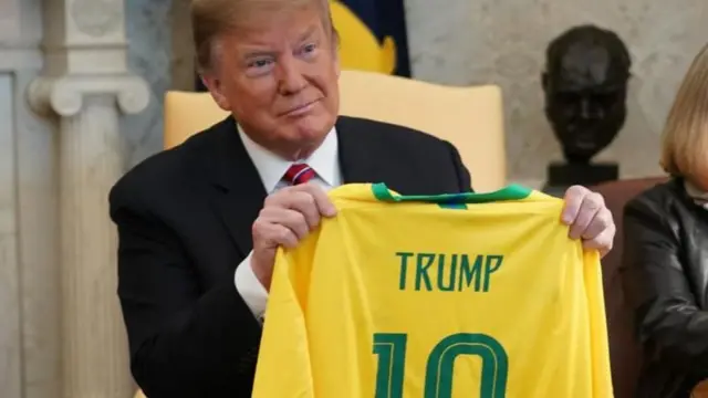 Presidente Trump e a camisa da seleção brasileira.
