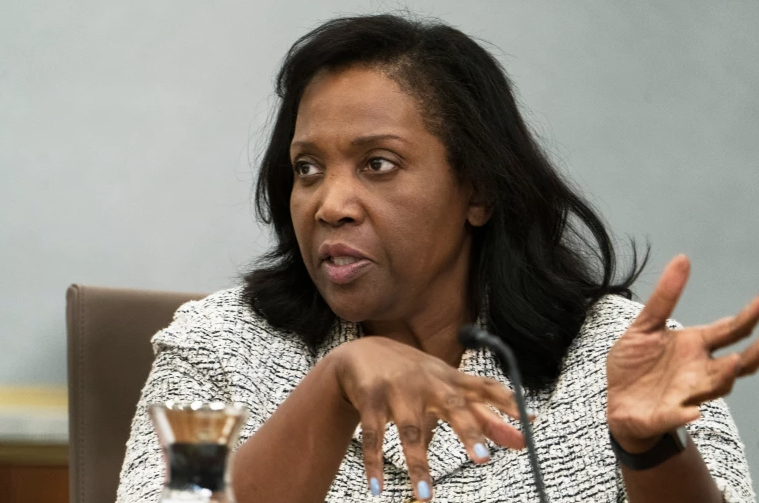 Bill Pulte, aliado de Trump, cobra investigação e pressiona por mudanças no Fed, abrindo caminho para maior influência política sobre a política monetária.