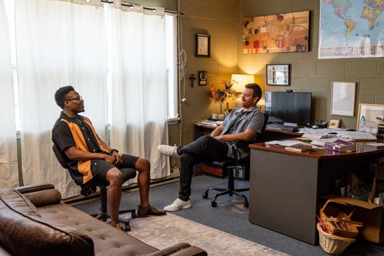 Marc Rocher, natural do Haiti, mora em Ohio desde 2023 e agora enfrenta a possibilidade de ser deportado pelo governo Trump. A comunidade está se unindo para apoiar os esforços para mantê-lo nos Estados Unidos. Cydni Elledge para a NBC News
