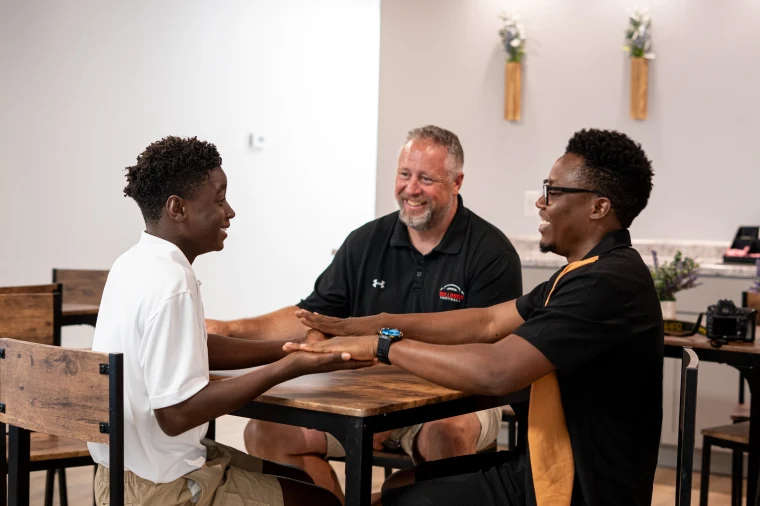 Marc Rocher, natural do Haiti, mora em Ohio desde 2023 e agora enfrenta a possibilidade de ser deportado pelo governo Trump. A comunidade está se unindo para apoiar os esforços para mantê-lo nos Estados Unidos. Cydni Elledge para a NBC News
