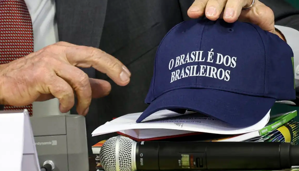 O desgaste do deputado com o tarifaço de Trump alimenta críticas de aliados, que temem perda de espaço para o petista em São Paulo.