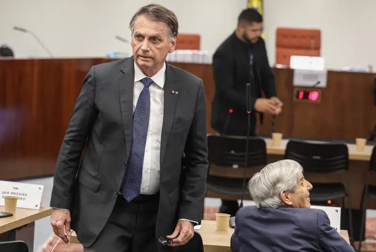 Documentos e mensagens revelam planos de asilo na Hungria, Argentina e até nos EUA, reacendendo suspeitas sobre a real intenção do ex-presidente.