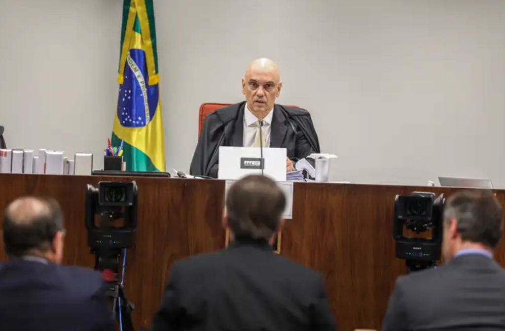 Relatório da PF descreve como um salto pelos fundos poderia colocar Bolsonaro a caminho da embaixada dos EUA sem que a segurança percebesse.