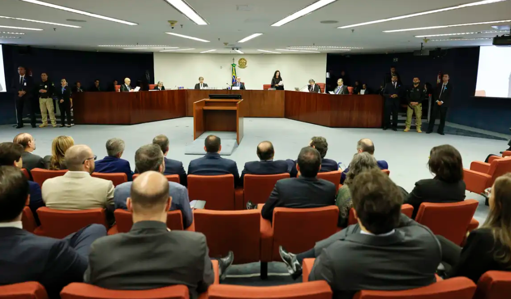 Enquanto familiares criticam e evocam privacidade, a sociedade acompanha atentamente a proteção da lei e da democracia contra ameaças internas.