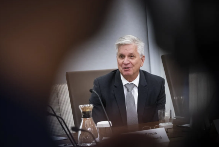 Com votos ousados e previsões certeiras, Christopher Waller ganha força como o nome que pode alinhar o Federal Reserve à agenda econômica de Trump.