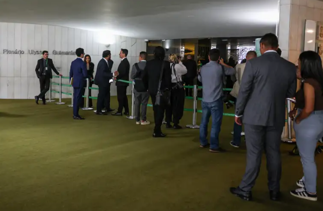 Lideranças usam pautas de interesse comum como moeda de troca para avançar na ofensiva contra o Supremo Tribunal Federal.