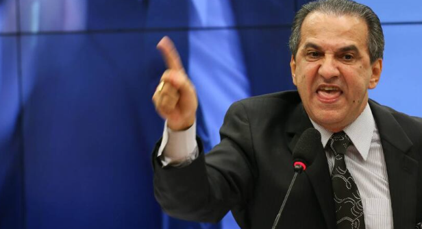 Pastor nega ambição eleitoral, mas críticas a rivais e defesa de Bolsonaro alimentam especulações sobre 2026.