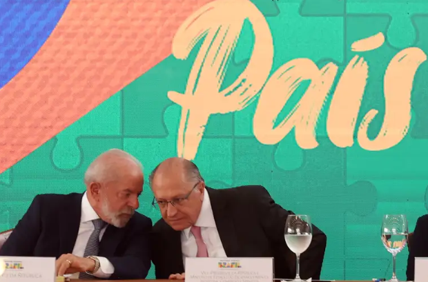 Brasília (DF), 05/08/2025 - Presidente da República, Luiz Inácio Lula da Silva, conversa com o vice-presidente, Geraldo Alckmin, durante 5ª Reunião Plenária do Conselho de Desenvolvimento Econômico Social Sustentável (CDESS), realizado no Palácio do Itamaraty. Foto: Antonio Cruz/Agência Brasil
