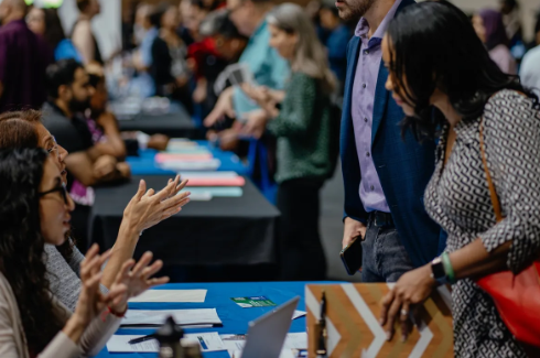 Entre falta de mão de obra e queda na demanda, o mercado de trabalho dos EUA vive um impasse com impacto global.