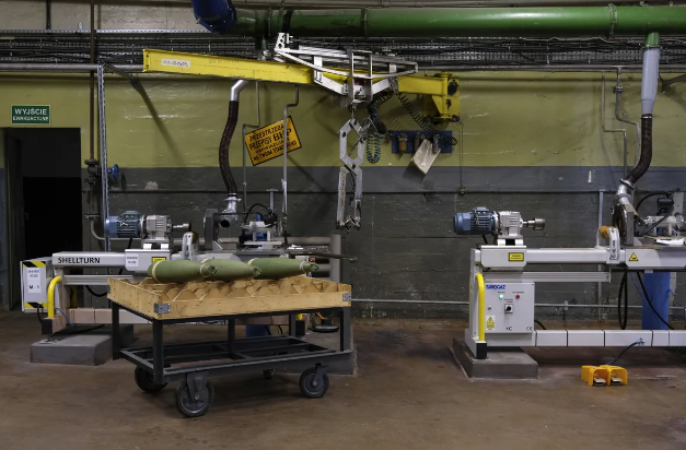 Três projéteis de fragmentação e demolição de 155 mm em um carrinho na fábrica de munições Nitro-Chem SA em Bydgoszcz, Polônia, em 2023. Fotógrafo: Damian Lemanski/Bloomberg
