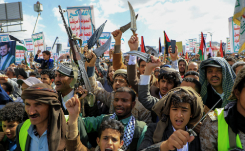 Apoiadores dos houthis do Iêmen, apoiados pelo Irã, marcham na capital Sana'a, em 15 de março de 2024, em apoio aos palestinos, durante a guerra entre Israel e o Hamas na Faixa de Gaza. (Mohammed Huwais/ AFP)