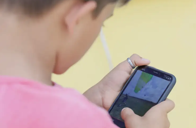 Após escândalos, proposta mira redes sociais e publicidade que aceleram a adultização de crianças e adolescentes.