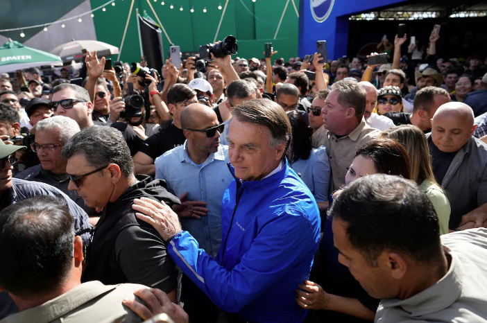 Bolsonaro, ao centro, chega em caravana de motos em 29 de julho a Brasília para protestar contra seu julgamento. (Eraldo Peres/AP)
