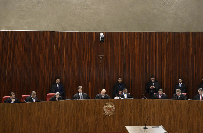 Moraes, no centro, preside o início do julgamento de Bolsonaro em 22 de junho de 2023. (Anadolu/Anadolu Agency/Getty Images)