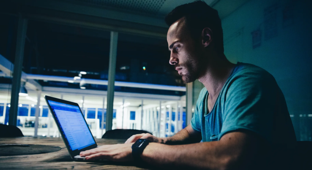 O fenômeno conhecido como “abraço ao trabalho” mostra como medo e incerteza moldam decisões e impactam empresas e colaboradores.