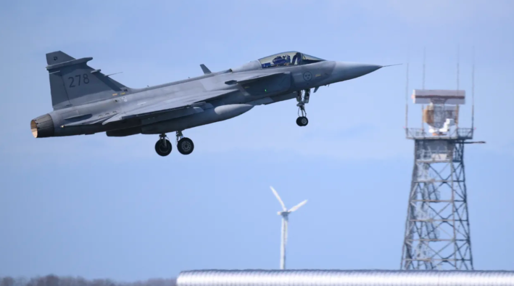 Um caça a jato Saab JAS 39 Gripen da Força Aérea Sueca decola durante o exercício Ramsteign Flag 2025 da OTAN na Base Aérea de Leeuwarden em 8 de abril de 2025.
John Thys | AFP | Getty Images