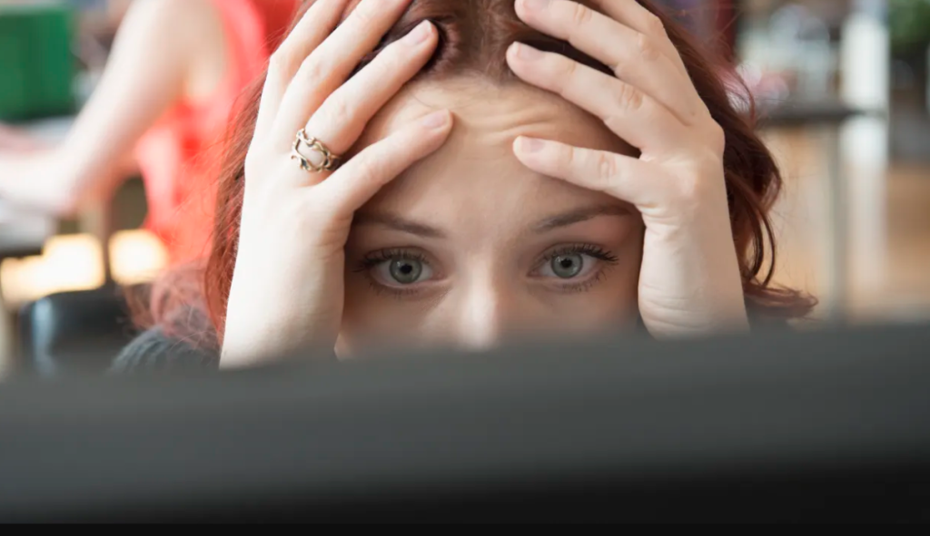 Especialistas apontam que a fadiga de IA já gera perdas milionárias em empresas que dependem de análises rápidas e relatórios detalhados.