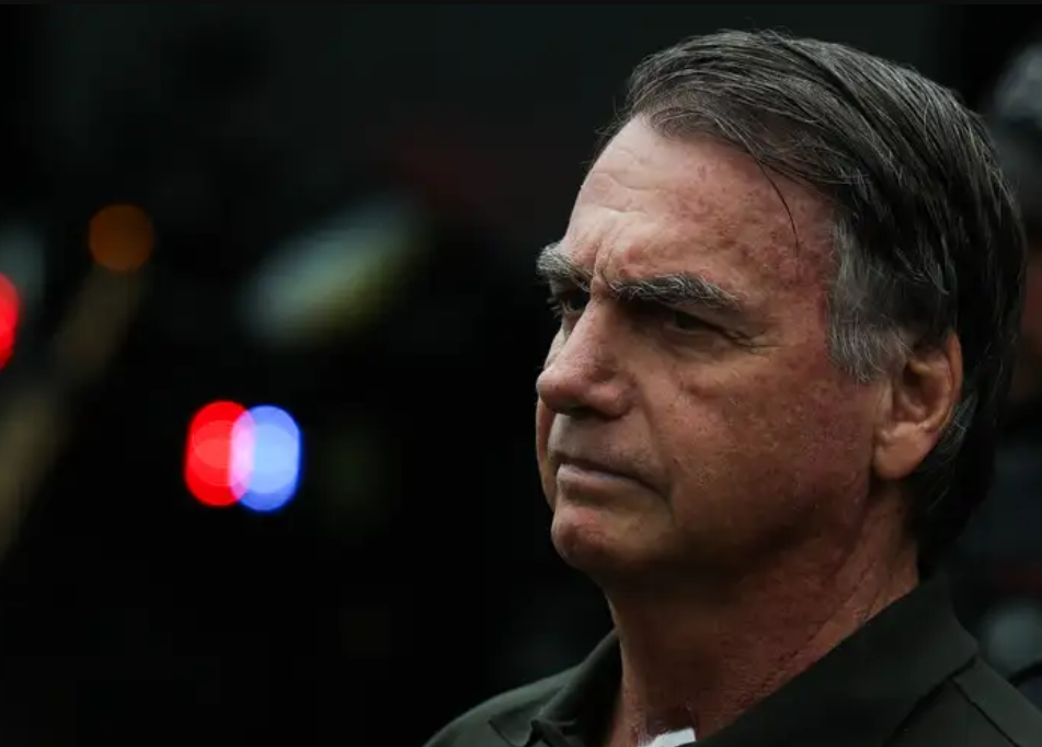 O ex-presidente Jair Bolsonaro, acompanhado de seu filho, Jair Renan, deixa hospital sob forte esquema de segurança, após passar por procedimentos. Foto: Fabio Rodrigues-Pozzebom/ Agência Brasil